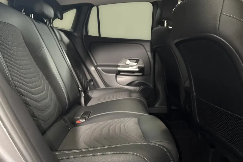Mercedes-Benz GLA 200 (Clasa GLA) din 2025 cu 30.557 km - oferta MER246431 - foto 12