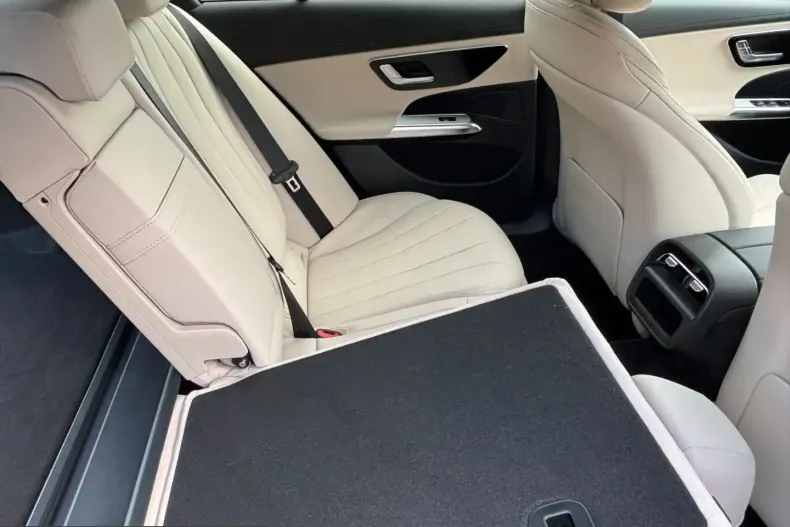 Mercedes-Benz E 200 (Clasa E) din 2025 cu 5.700 km - oferta MER246528 - foto 9