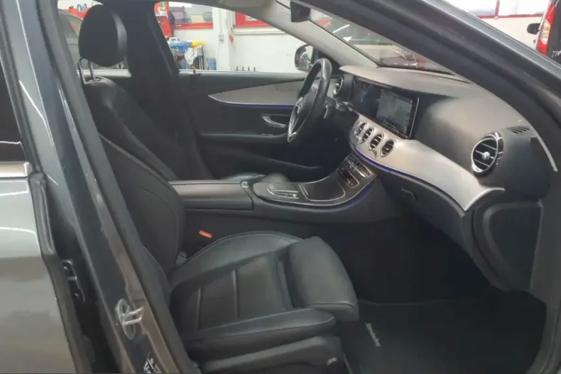 Mercedes-Benz E 300 (Clasa E) din 2022 cu 93.478 km - oferta MER246576 - foto 8