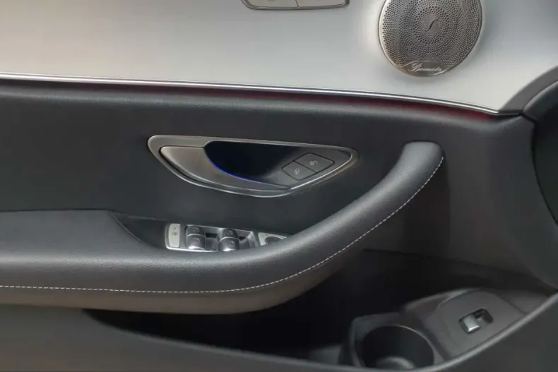 Mercedes-Benz E 300 (Clasa E) din 2022 cu 93.478 km - oferta MER246576 - foto 16