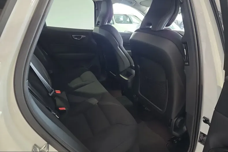 Volvo XC60 din 2022 cu 41.568 km - oferta VOL246721 - foto 13