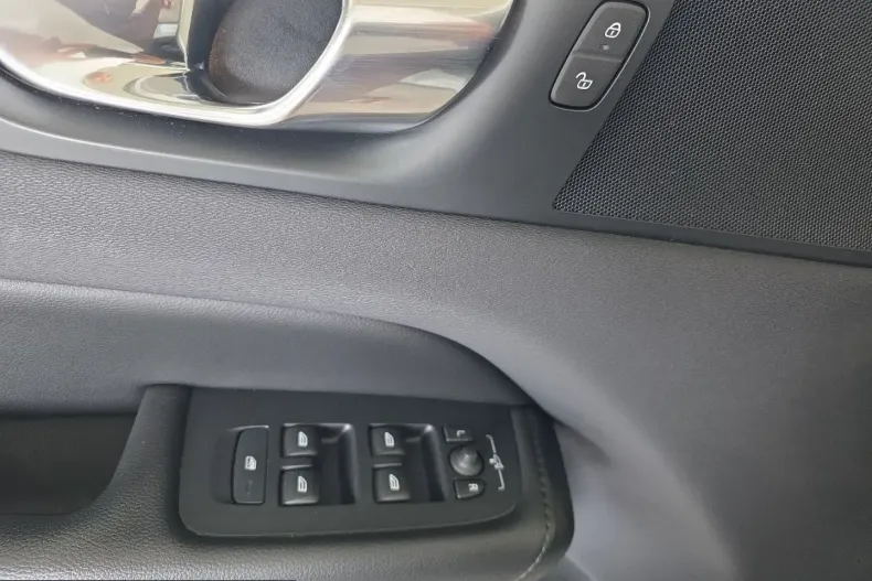 Volvo XC60 din 2022 cu 41.568 km - oferta VOL246721 - foto 17