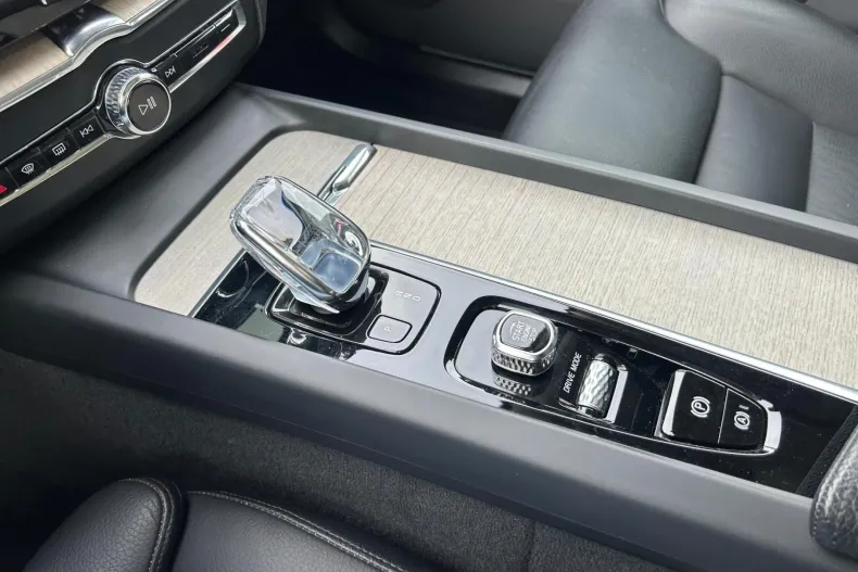 Volvo XC60 din 2022 cu 84.475 km - oferta VOL246754 - foto 3
