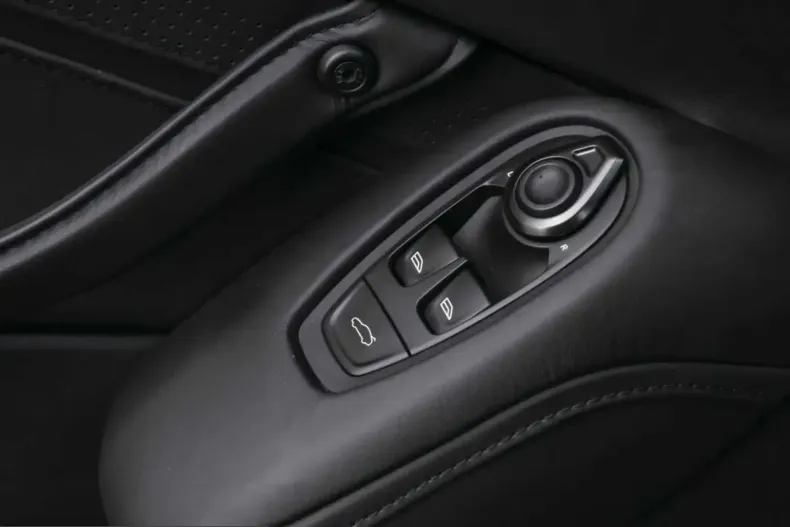 Aston Martin V8 Vantage din 2022 cu 12.250 km - oferta AST247416 - foto 30