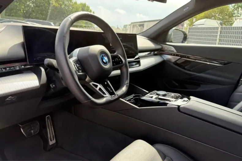 BMW 550 (Seria 5) din 2025 cu 39.083 km - oferta BMW247631 - foto 8