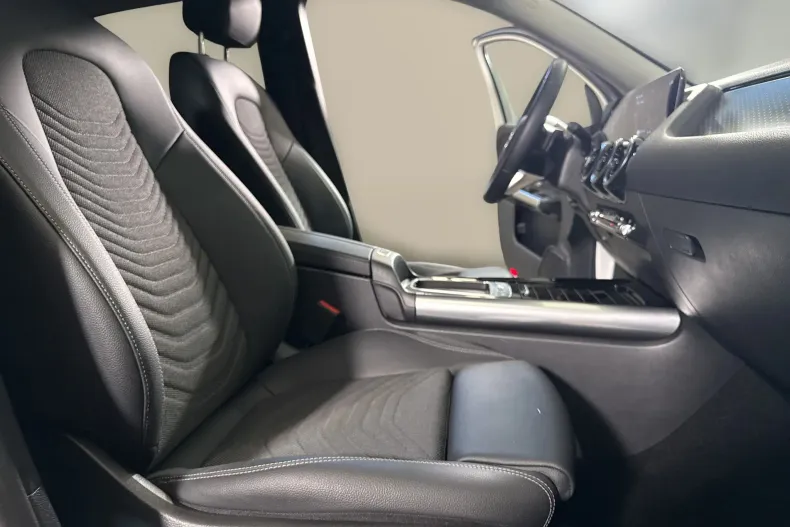 Mercedes-Benz GLA 200 (Clasa GLA) din 2025 cu 35.886 km - oferta MER247735 - foto 11