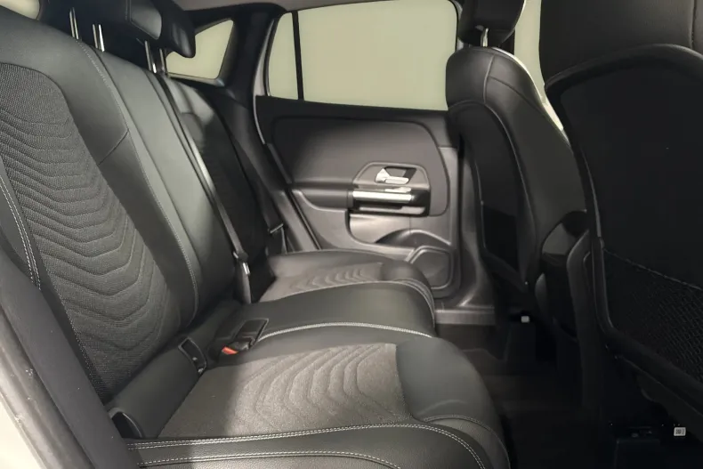 Mercedes-Benz GLA 200 (Clasa GLA) din 2025 cu 35.886 km - oferta MER247735 - foto 12