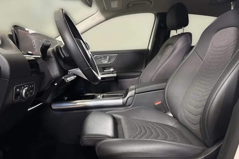 Mercedes-Benz GLA 200 (Clasa GLA) din 2025 cu 35.886 km - oferta MER247735 - foto 24