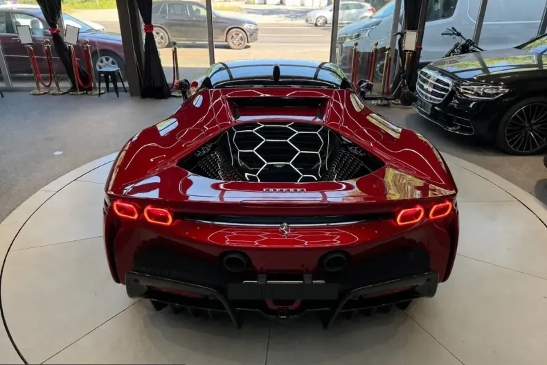 Ferrari SF90 din 2021 cu 7.000 km - oferta FER247910 - foto 5