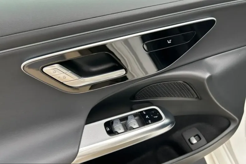 Mercedes-Benz E 200 (Clasa E) din 2024 cu 23.745 km - oferta MER248252 - foto 12