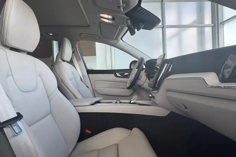 Volvo XC60 din 2026 cu 5.000 km - oferta VOL248345 - foto 10