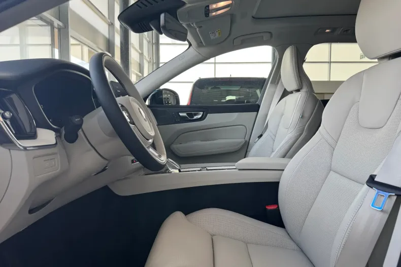 Volvo XC60 din 2026 cu 5.000 km - oferta VOL248345 - foto 13