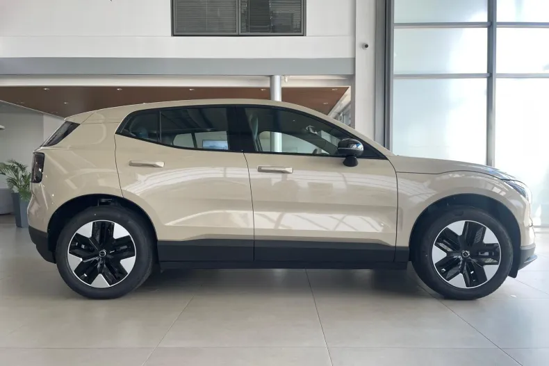 Volvo EX30 din 2026 cu 4.000 km - oferta VOL248346 - foto 4