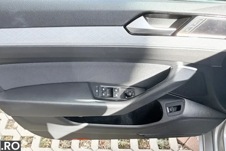 Volkswagen Passat din 2023 cu 150.375 km - oferta VOL248460 - foto 13
