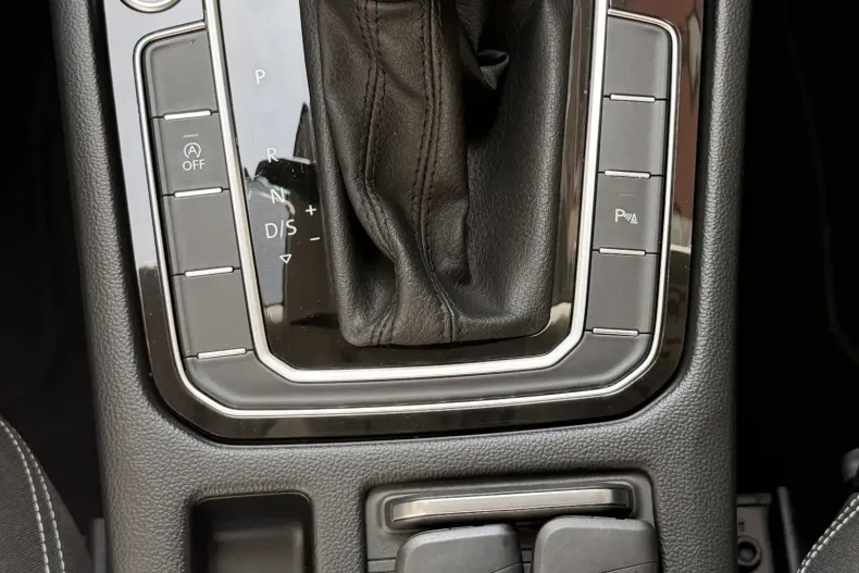 Volkswagen Passat din 2023 cu 150.375 km - oferta VOL248460 - foto 25