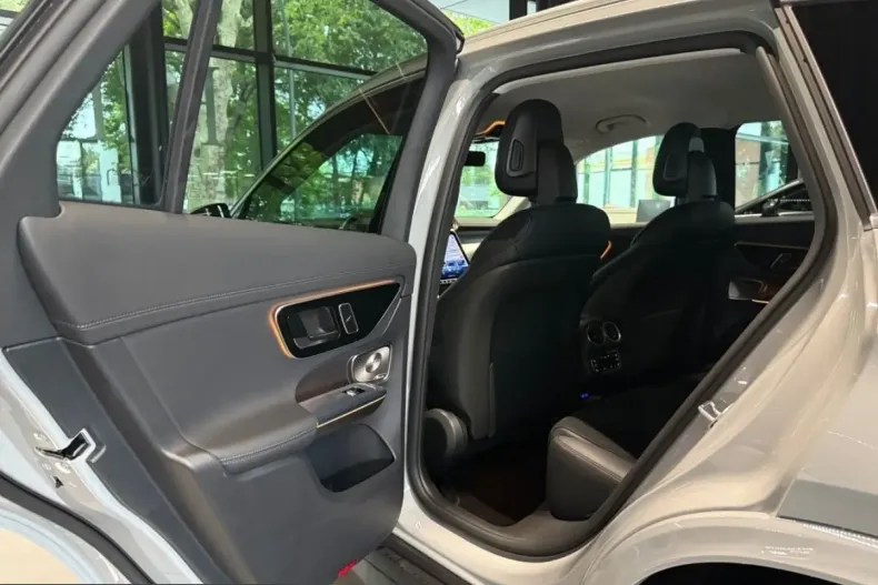 Mercedes-Benz GLC 300 (Clasa GLC) din 2025 cu 10.383 km - oferta MER248530 - foto 25
