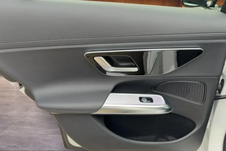 Mercedes-Benz E 220 (Clasa E) din 2025 cu 10.206 km - oferta MER248589 - foto 16