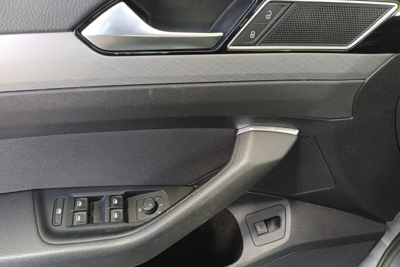 Volkswagen Passat din 2022 cu 80.755 km - oferta VOL248774 - foto 8