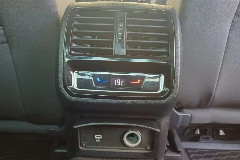 Volkswagen Passat din 2022 cu 60.996 km - oferta VOL248775 - foto 37
