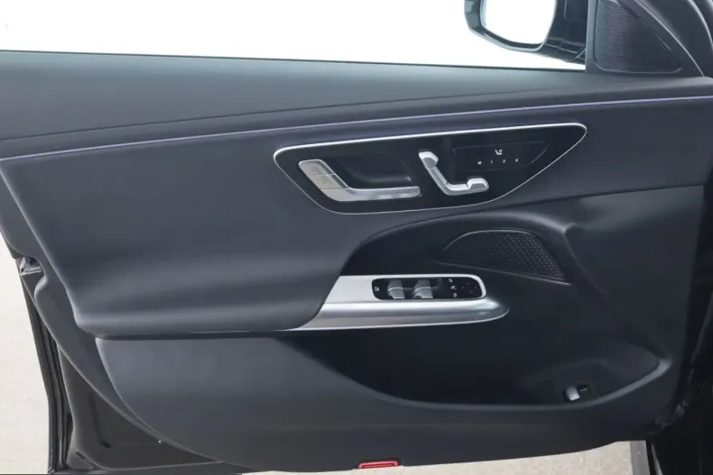 Mercedes-Benz E 220 (Clasa E) din 2025 cu 12.500 km - oferta MER248846 - foto 13