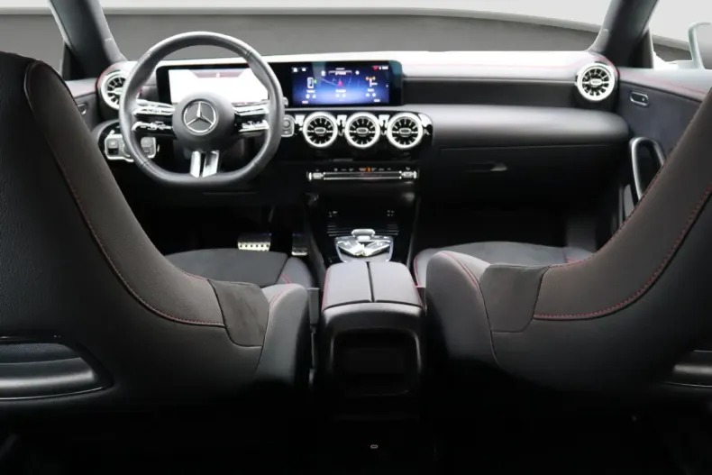 Mercedes-Benz CLA 180 7G-DCT AMG Line din 2024 cu 14.500 km - oferta MER249126 - foto 17
