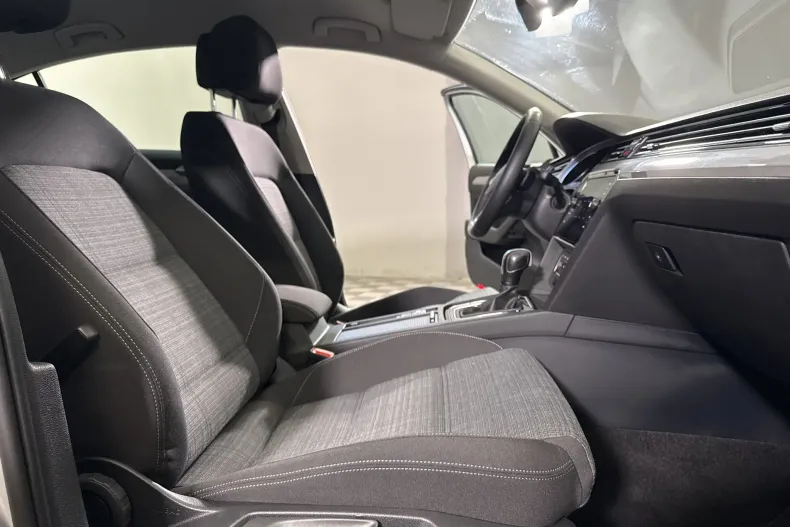 Volkswagen Passat din 2022 cu 82.542 km - oferta VOL249287 - foto 11