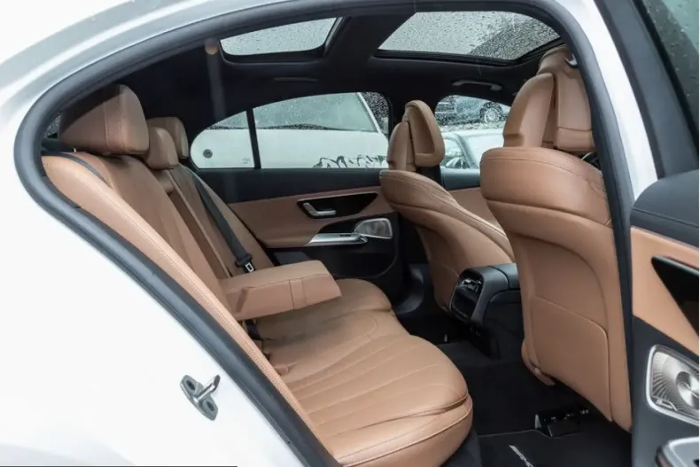 Mercedes-Benz E 220 (Clasa E) din 2025 cu 21.312 km - oferta MER249439 - foto 3