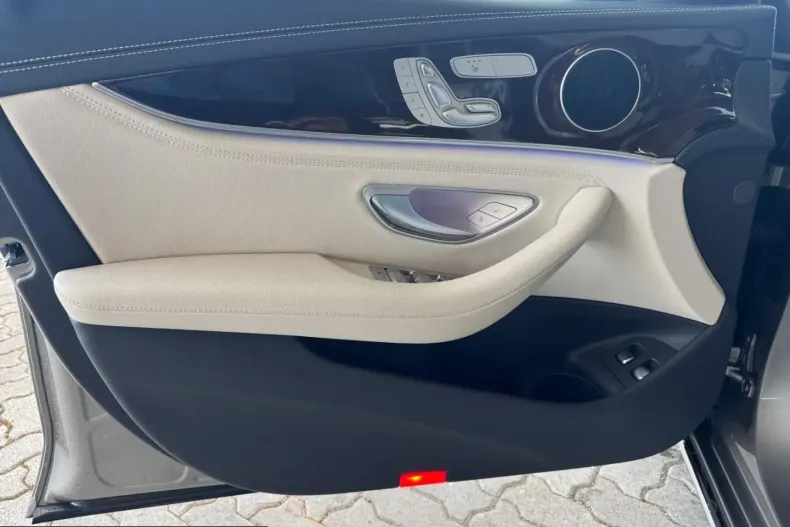 Mercedes-Benz E 300 (Clasa E) din 2022 cu 53.060 km - oferta MER249474 - foto 15