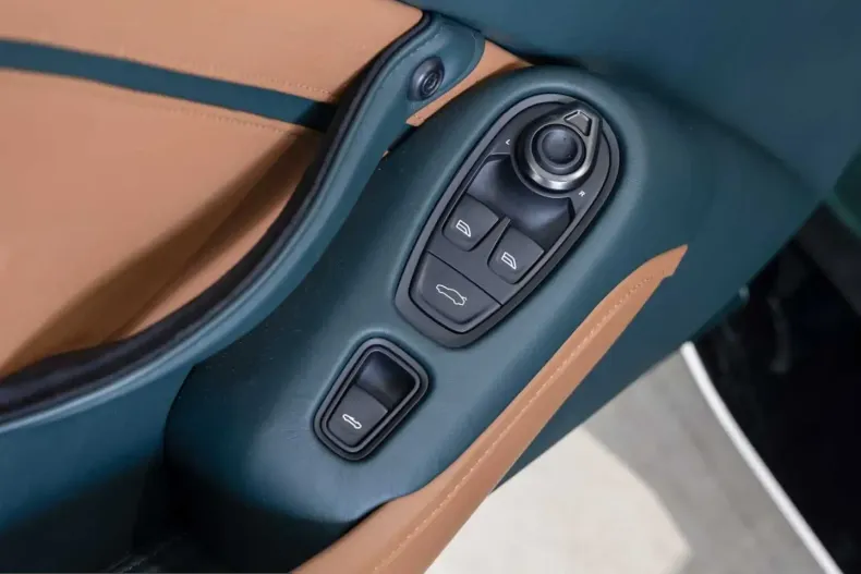 Aston Martin V12 Vantage din 2023 cu 11.050 km - oferta AST249582 - foto 20