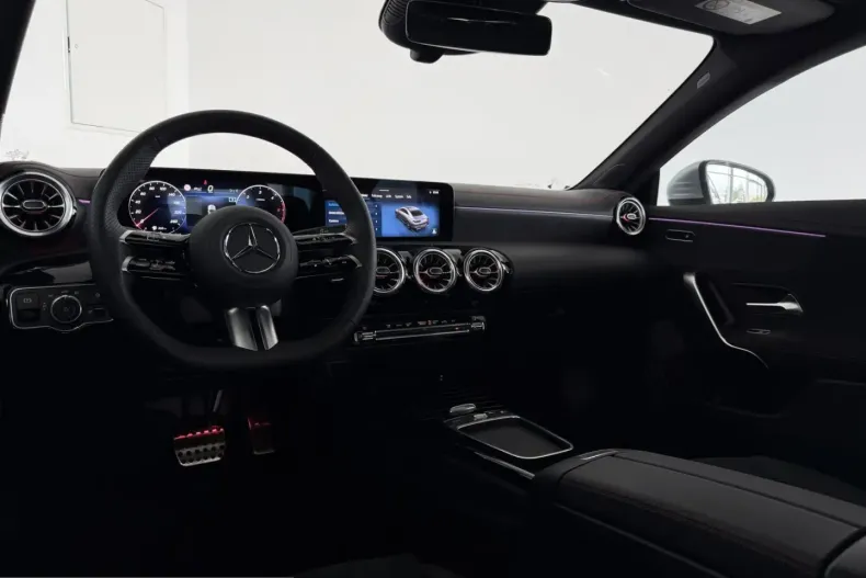 Mercedes-Benz CLA 220 (Clasa CLA) din 2025 cu 5.500 km - oferta MER249599 - foto 8