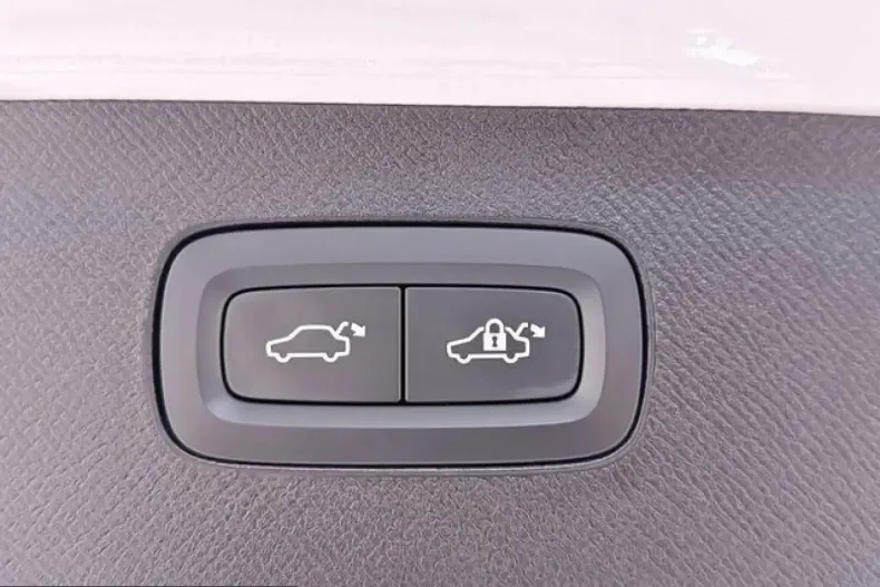 Volvo XC90 din 2025 cu 2.640 km - oferta VOL249996 - foto 11