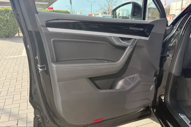 Volkswagen Touareg din 2025 cu 16.000 km - oferta VOL250308 - foto 22