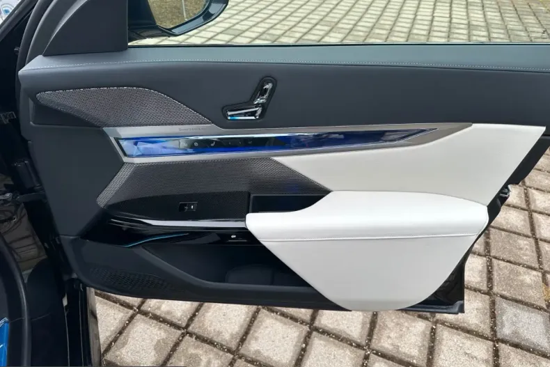 BMW 740 (Seria 7) din 2025 cu 4.050 km - oferta BMW250409 - foto 25