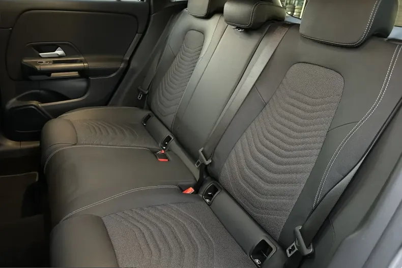 Mercedes-Benz GLA 180 (Clasa GLA) din 2023 cu 48.750 km - oferta MER250473 - foto 9