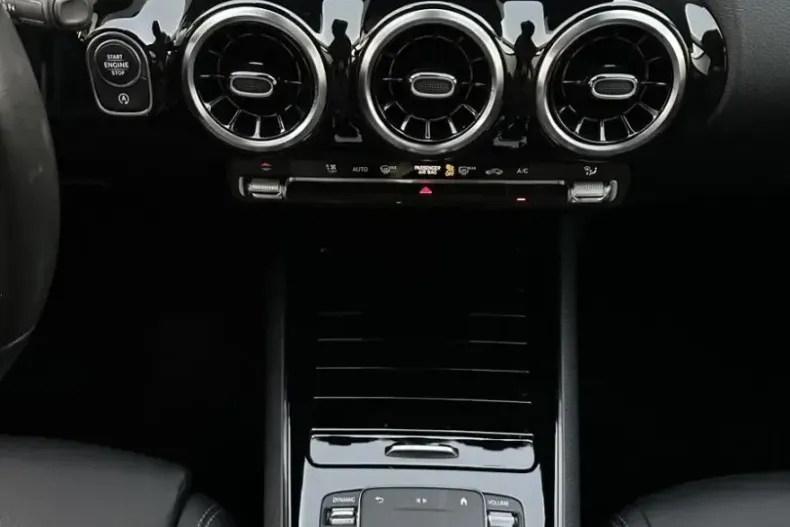 Mercedes-Benz GLA 180 (Clasa GLA) din 2023 cu 48.750 km - oferta MER250473 - foto 11