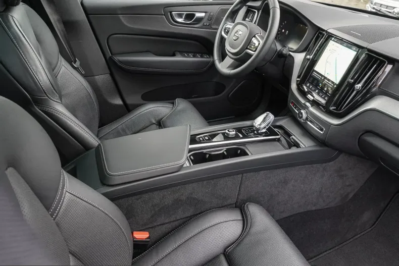 Volvo XC60 din 2024 cu 23.475 km - oferta VOL250767 - foto 8