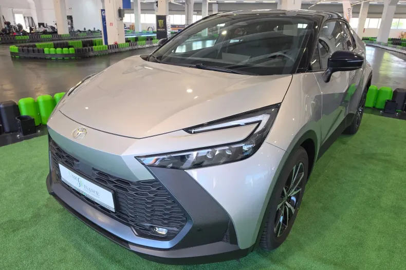 Toyota C-HR din 2024 cu 5.200 km - oferta TOY251035 - foto 1