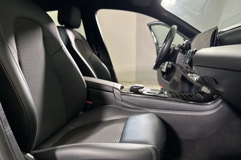 Mercedes-Benz A 200 (Clasa A) din 2022 cu 67.420 km - oferta MER251070 - foto 11