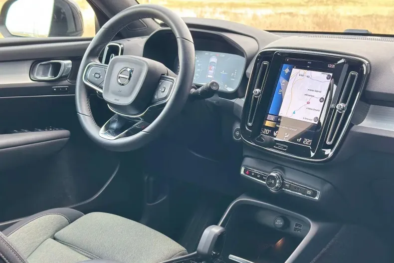Volvo XC40 din 2022 cu 93.881 km - oferta VOL251103 - foto 2