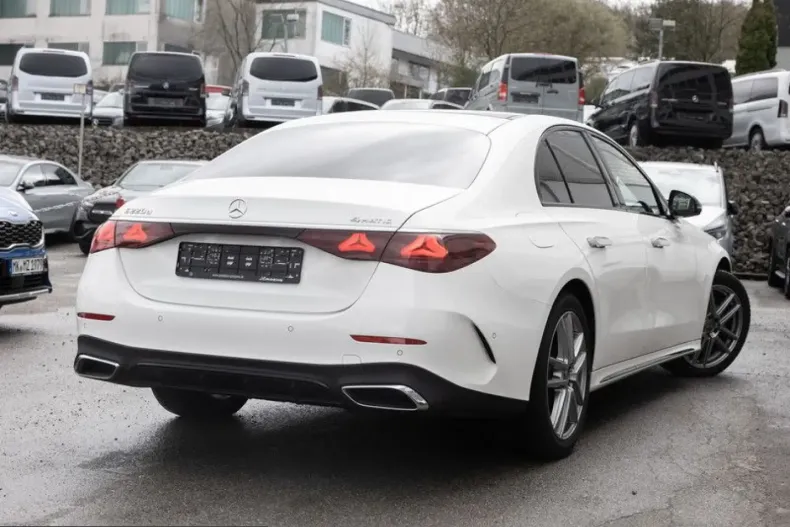 Mercedes-Benz E 220 (Clasa E) din 2025 cu 5.286 km - oferta MER251348 - foto 3