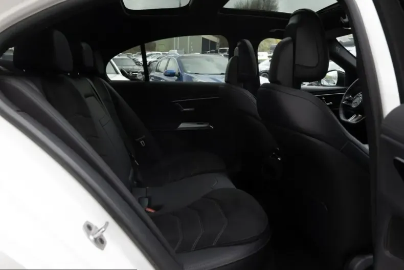 Mercedes-Benz E 220 (Clasa E) din 2025 cu 5.286 km - oferta MER251348 - foto 4