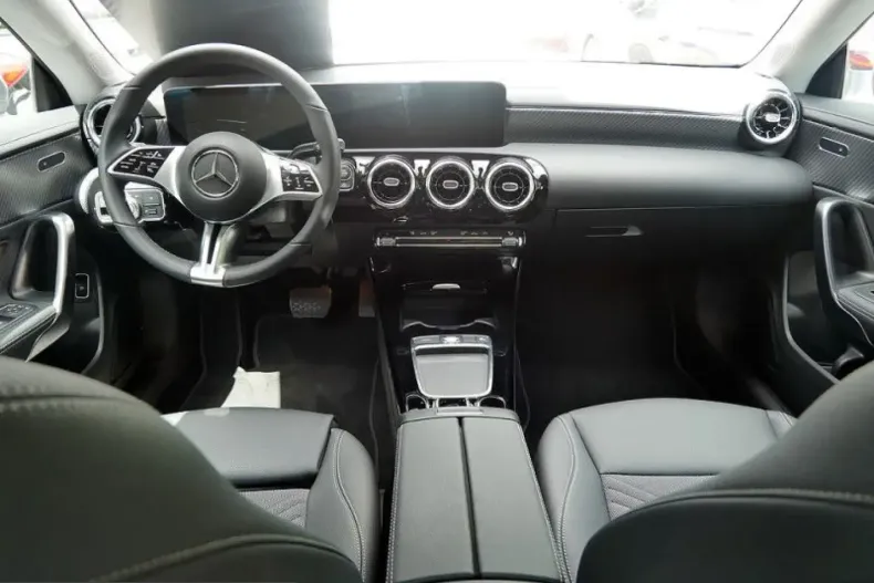 Mercedes-Benz CLA 180 (Clasa CLA) din 2025 cu 6.071 km - oferta MER251461 - foto 6