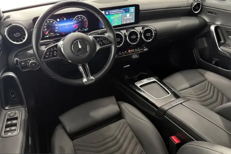 Mercedes-Benz CLA 180 (Clasa CLA) din 2024 cu 42.000 km - oferta MER251466 - foto 4