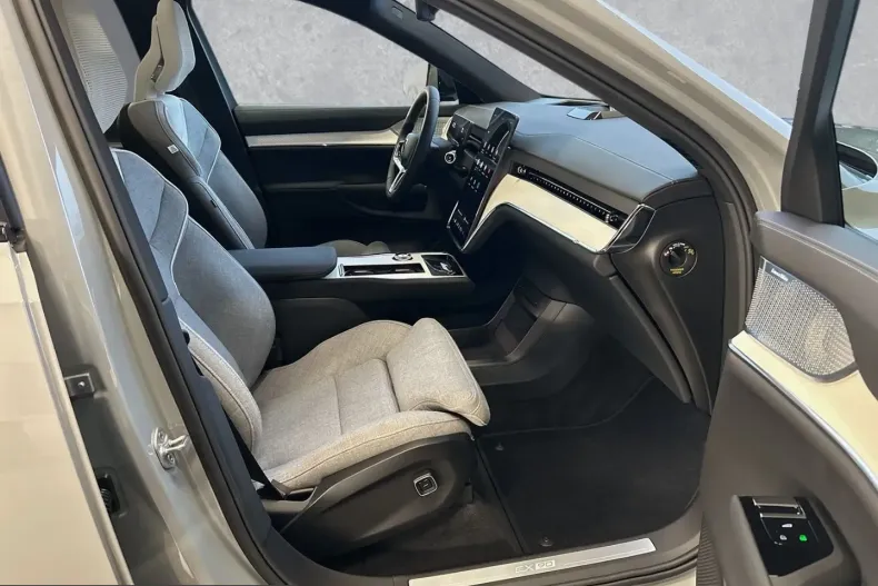 Volvo EX90 din 2024 cu 16.900 km - oferta VOL251552 - foto 3