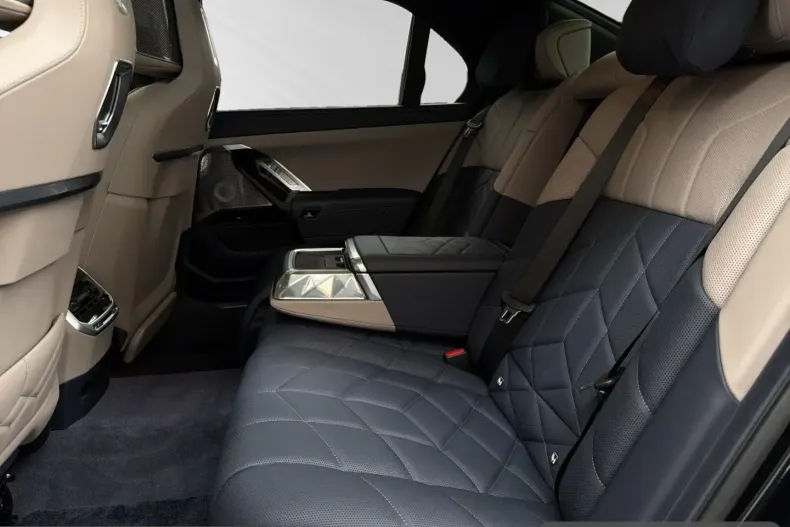 BMW M760 (Seria 7) din 2025 cu 48.362 km - oferta BMW251567 - foto 24