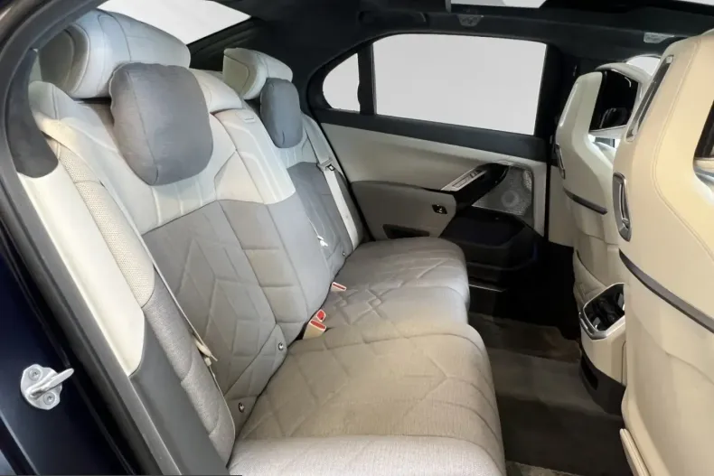 BMW 750 (Seria 7) din 2025 cu 12.150 km - oferta BMW251602 - foto 11