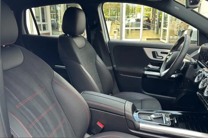 Mercedes-Benz GLA 250 (Clasa GLA) din 2023 cu 23.000 km - oferta MER251689 - foto 11