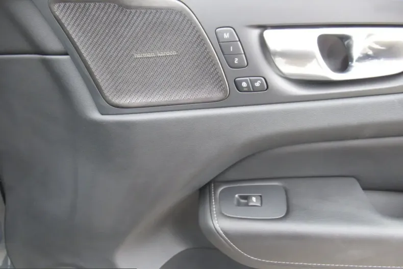 Volvo XC60 din 2023 cu 10.540 km - oferta VOL251846 - foto 12