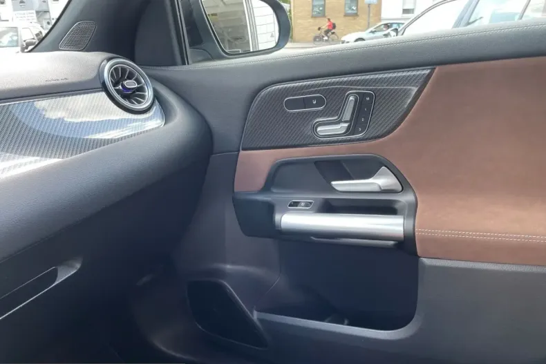 Mercedes-Benz GLA 200 (Clasa GLA) din 2024 cu 23.100 km - oferta MER251940 - foto 17
