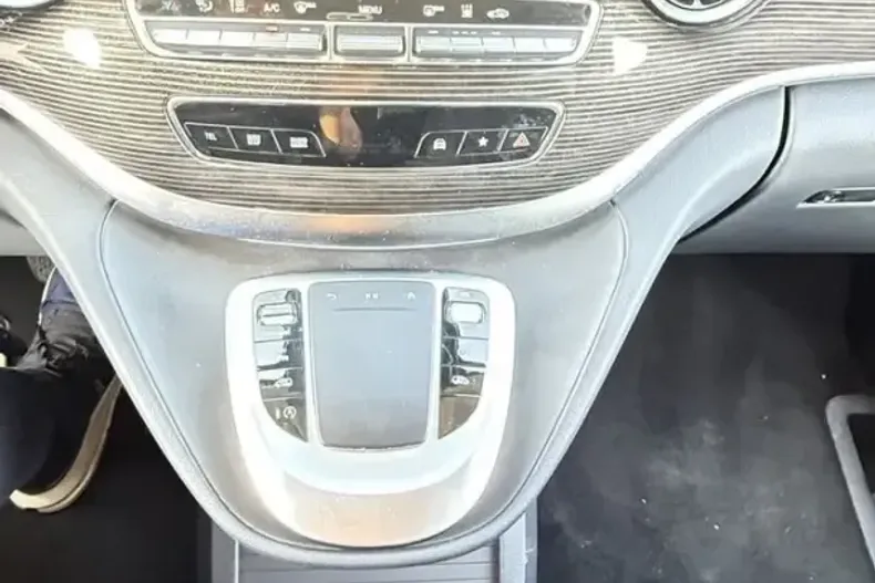 Mercedes-Benz V 300 (Clasa V) din 2023 cu 32.890 km - oferta MER251964 - foto 10